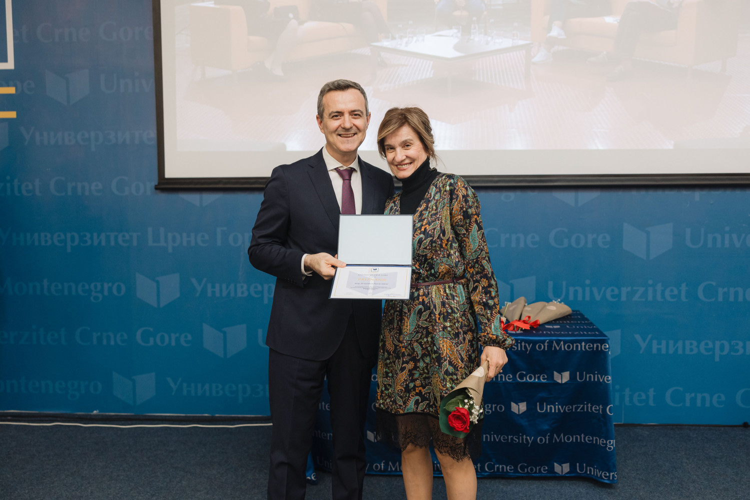 Priznanje prof. dr Gordana Paović-Jeknić    Redovna profesorica Pravnog fakulteta Univerziteta Crne Gore, dobitnica je priznanja za poseban doprinos naučnoistraživačkom radu i međunarodnoj prepoznatljivosti Univerziteta Crne Gore.