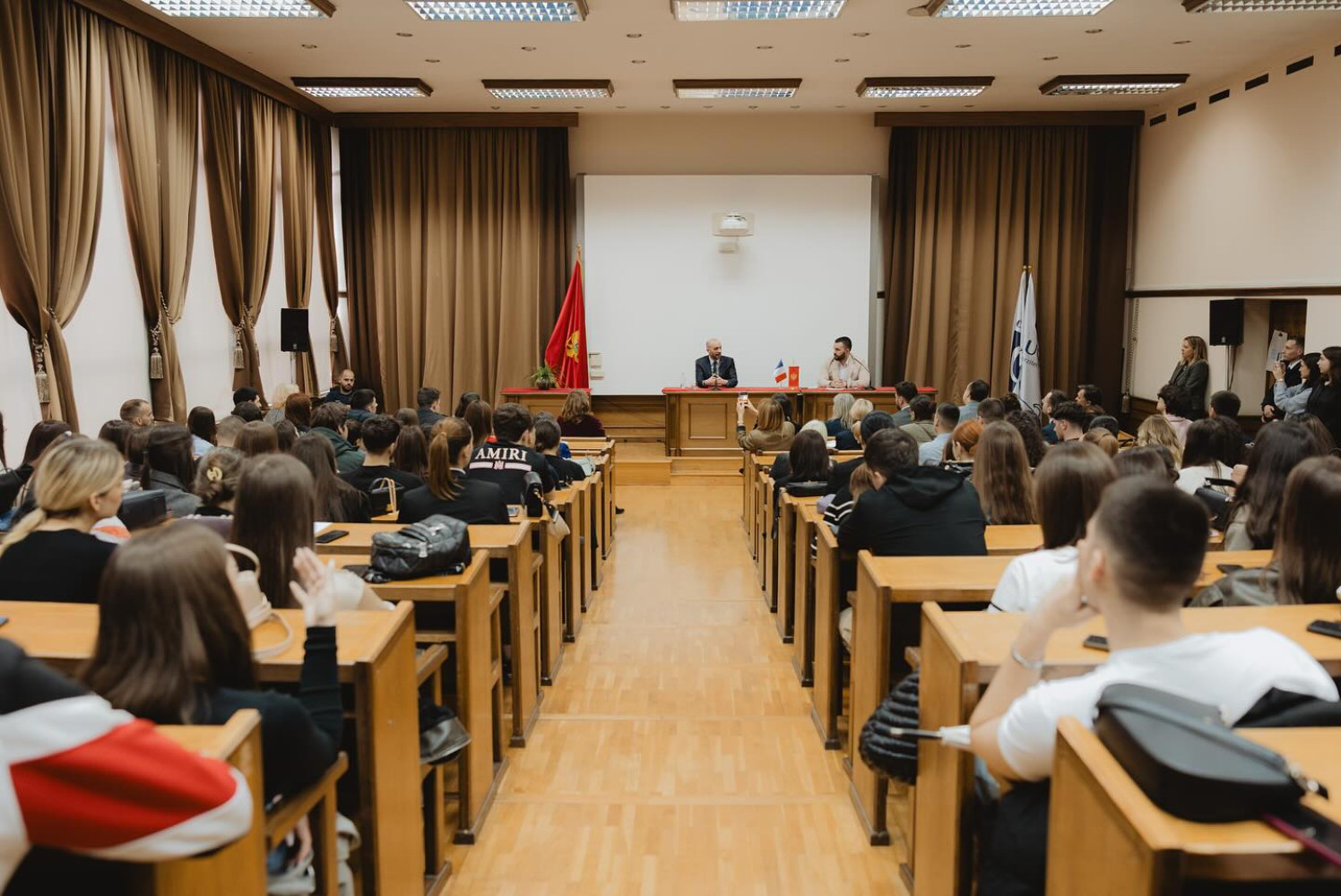 Predavanje delegiranog ministra Francuske za Evropu, g. Benžamena Adada    13. marta 2025. na Pravnom fakultetu, u koorganizaciji sa Ambasadom Francuske u Crnoj Gori i Fakulteta političkih nauka, održana je dijaloška tribina na temu: “Evropska strateška autonomija - posljedice rata u Ukrajini i Crna Gora u tom kontekstu”.