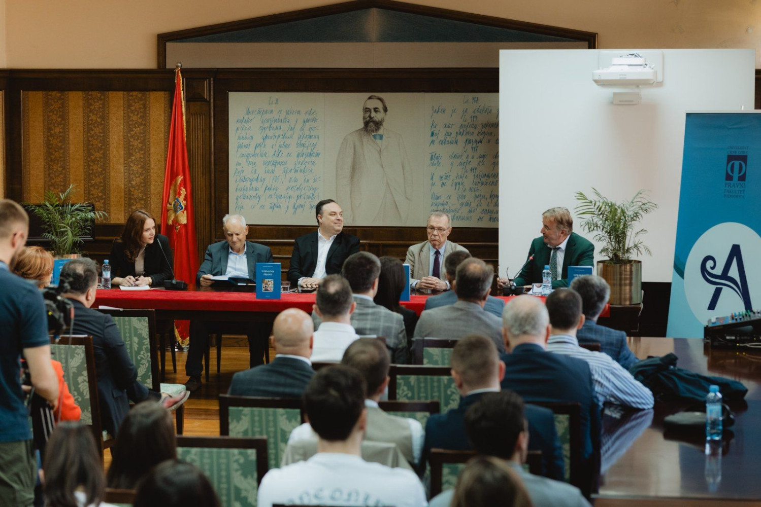 Promocija novog udžbenika „Upravno pravo“    12. maja 2025, u koorganizaciji sa Alumni akademijom, na Pravnom fakultetu svečano je promovisano novo izdanje univerzitetskog udžbenika Upravno pravo, autora prof. dr Stevana Lilića i prof. dr Dražena Cerović.