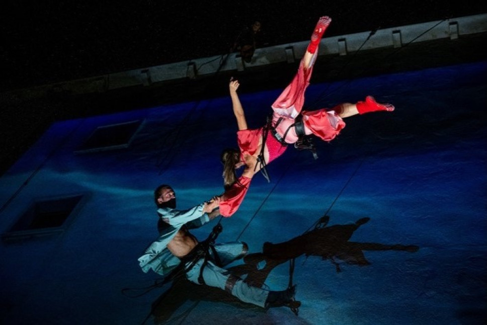 Vertikalna plesna predstava večeras: <span class="CyrLatIgnore">Love Bar - Danza Verticale</span> 
