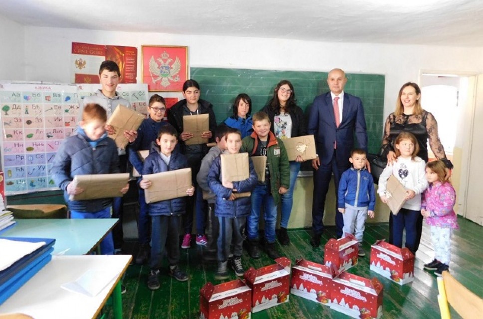 Donacija Univerziteta Crne Gore: Djeca iz seoskih škola dobila računare i novogodišnje paketiće