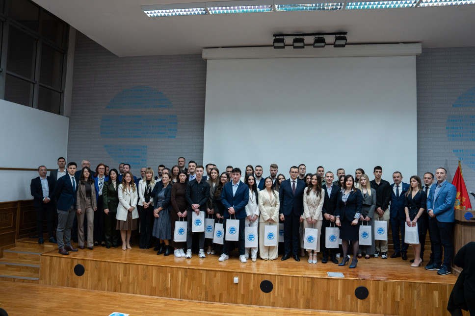 Treće <span class="CyrLatIgnore">Alumni and Friends</span> veče na Ekonomskom fakultetu: Dodijeljene nagrade za 26 najboljih studenata (VIDEO)
