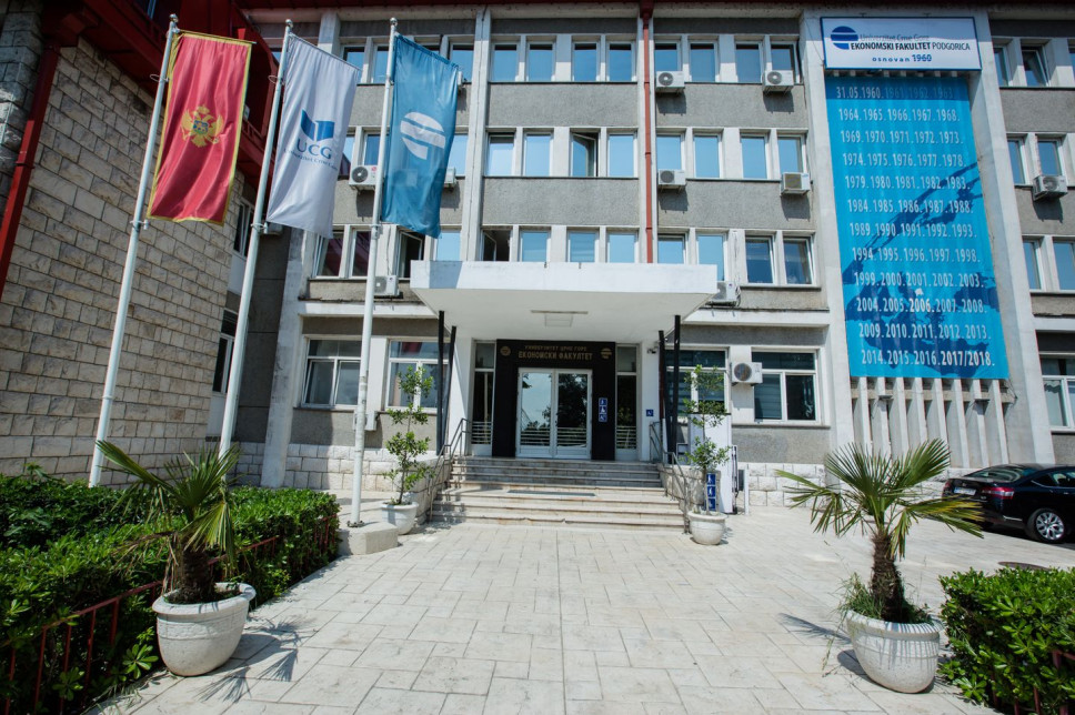 Krajnji rok za podnošenje prijava tema master radova za julsku sjednicu Komisije za postdiplomske studije  je 26.06.2020.godine do 12,00 sati