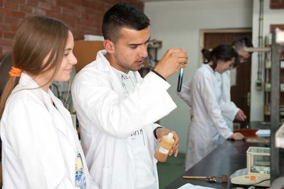 Specifičnosti studija Metalurško-tehnološkog fakulteta zahtijevaju praksu u laboratorijama i kompanijama