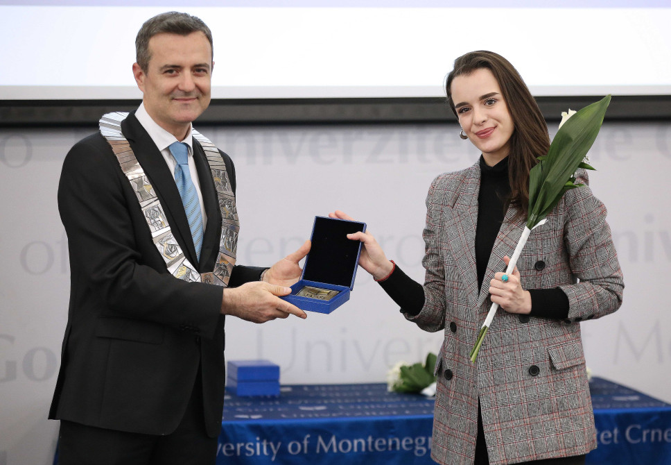 Snežana Kašćelan - dobitnica Plakete Univerziteta Crne Gore iz oblasti društvenih nauka