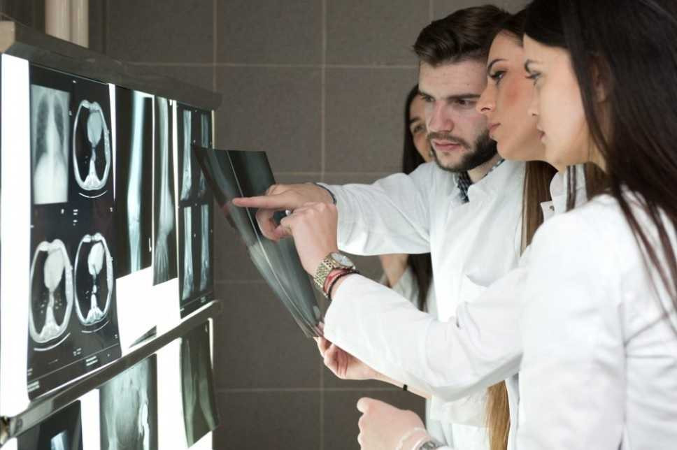 On the Faculty of Medicine Case Studies are Studied Instead a Direct Contact with Patients 