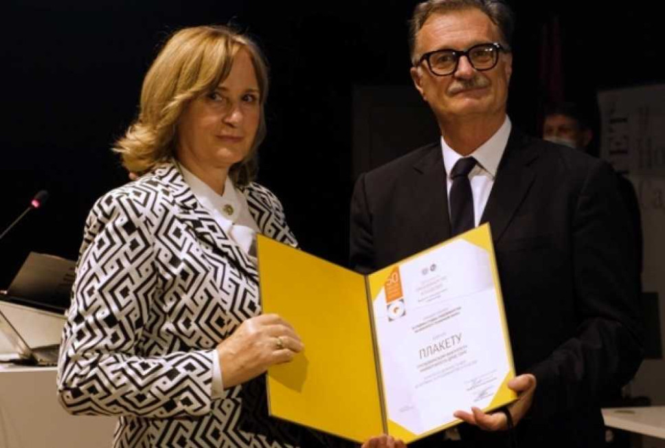 Plaque Awarded to the Faculty of Civil Engineering