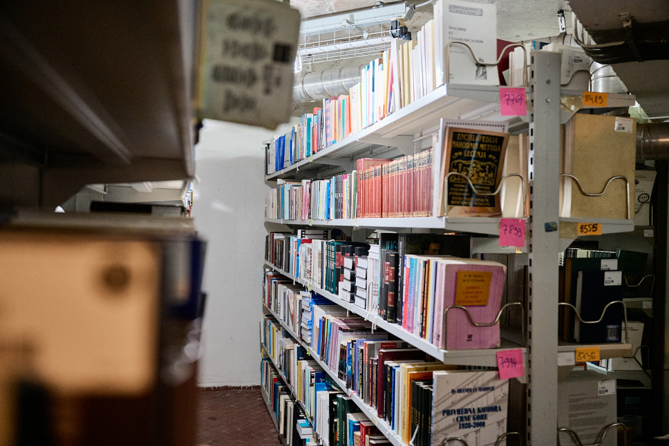 Prof. dr Sreten Škuletić poklonio Biblioteci više od 550 publikacija