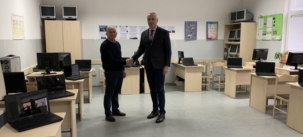 Rektor Nikolić donirao računare Osnovnoj školi "Radoje Čizmović" u Ozrinićima