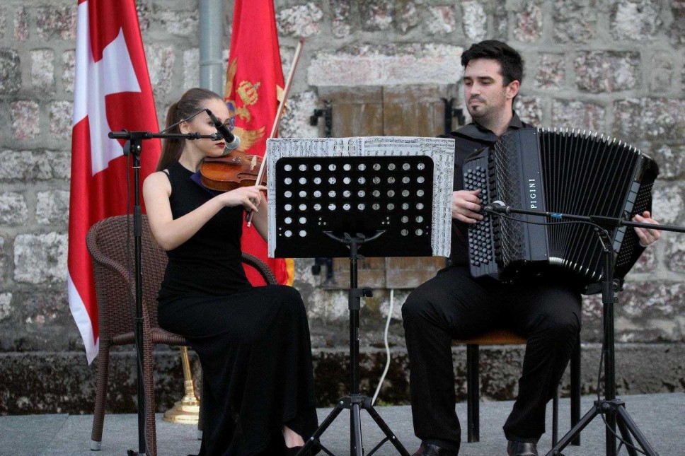 Duo Decadimento tonale održao humanitarni koncert na Dvorskom trgu