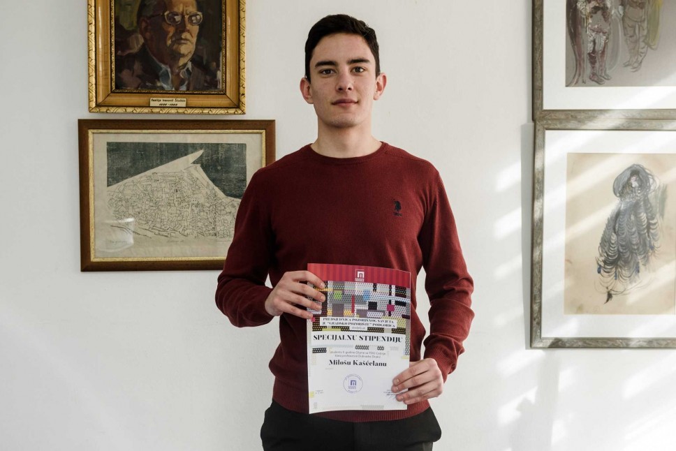 Predsjednica Pozorišnog savjeta dodijelila specijalnu stipendiju studentu FDU Milošu Kašćelanu