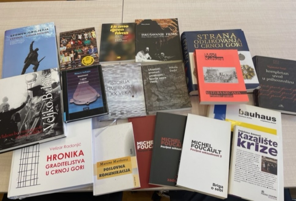Mr Janko Ljumović donirao nove naslove Biblioteci umjetnosti