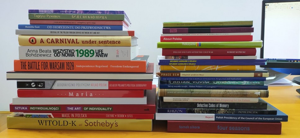 Ambasada Poljske poklonila Biblioteci 36 publikacija